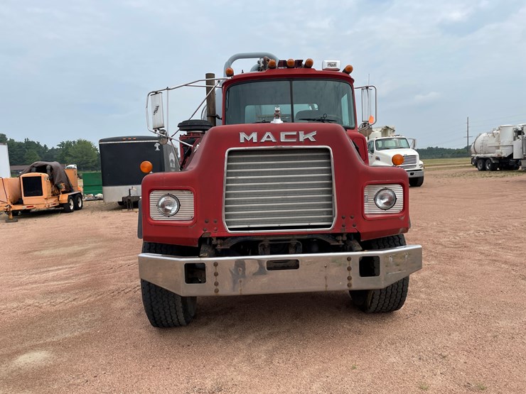 #4728-•-1995-mack-tri-axle-water-tank-truck-(has-wi-title)-image-2