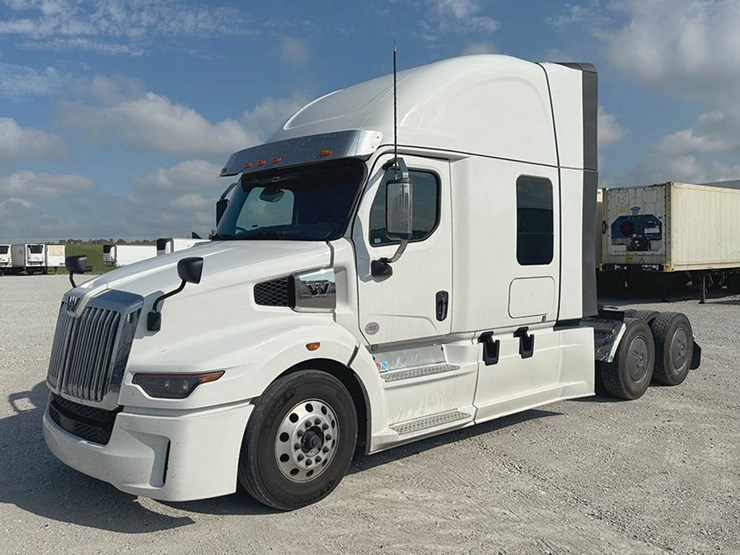 2024-western-star-57x-image-1