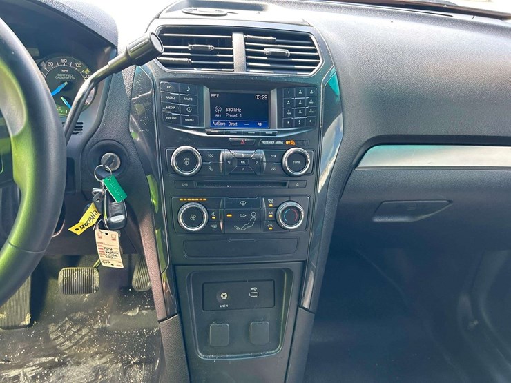 2016-ford-explorer-image-15