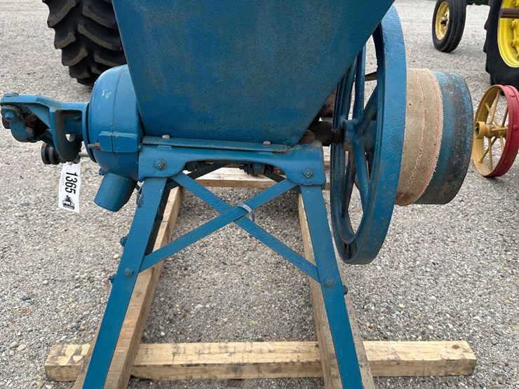 1365---ih-1.5-2.5-hp-hit-&-miss-engine-and-a-mill-image-2