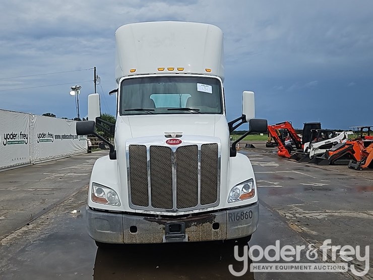 2015-peterbilt-579-image-11