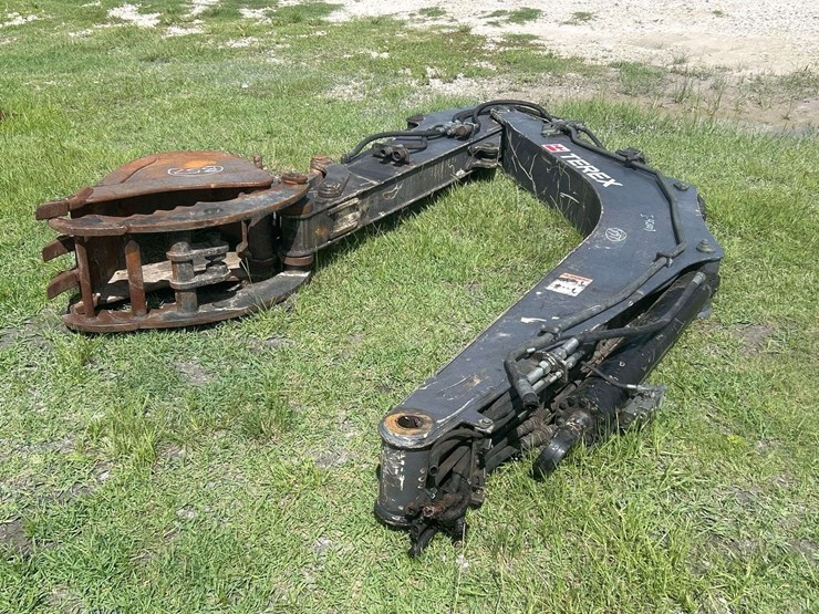 terex-loader-arm-with-bucket-image-1