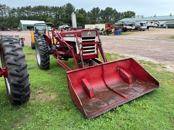 farmall-460-gas-tractor-with-loader-image-4