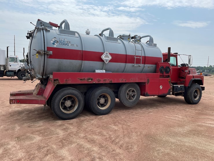#4728-•-1995-mack-tri-axle-water-tank-truck-(has-wi-title)-image-9