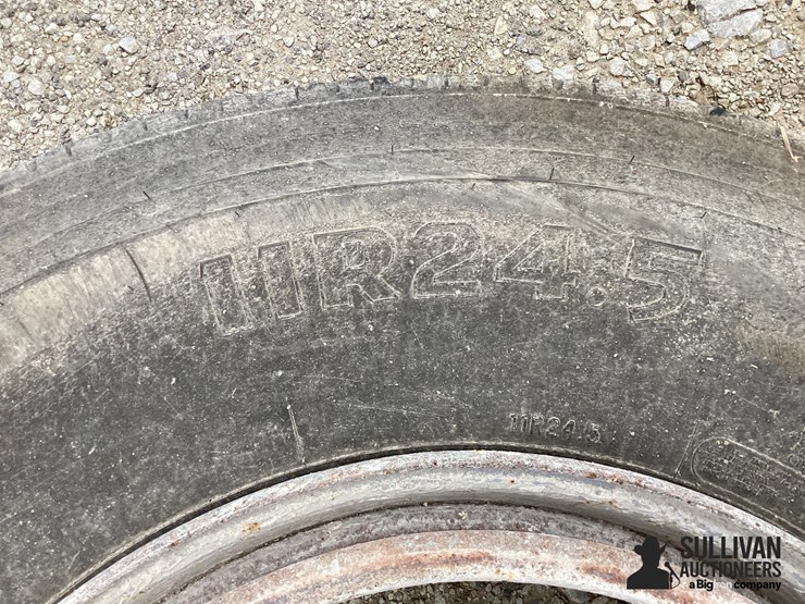 11r24.5-tire-&-rim-image-10