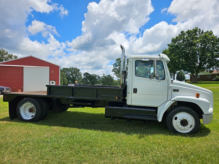2000-freightliner-fl60-image-27