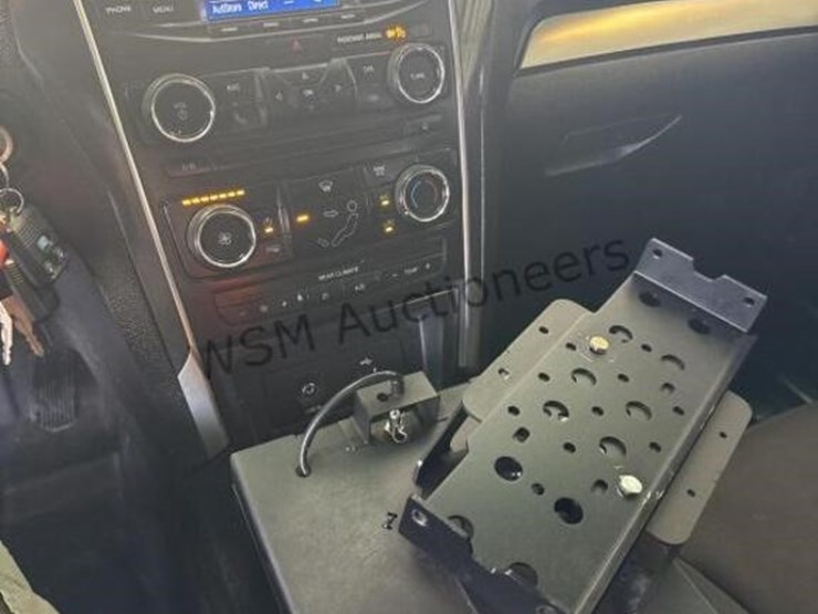2016-ford-explorer-image-18
