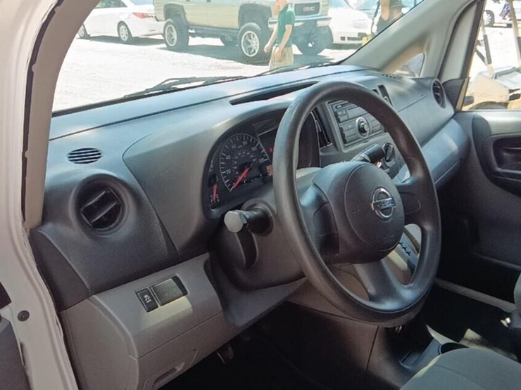 2015-nissan-nv200-image-4