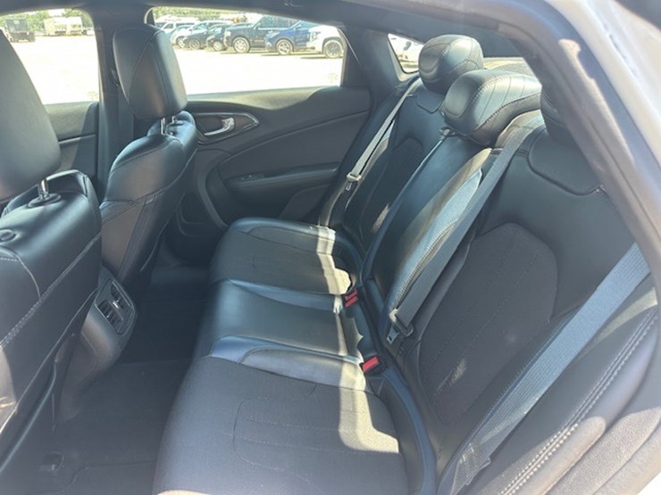 #23052-•-2015-chrysler-200s-image-24