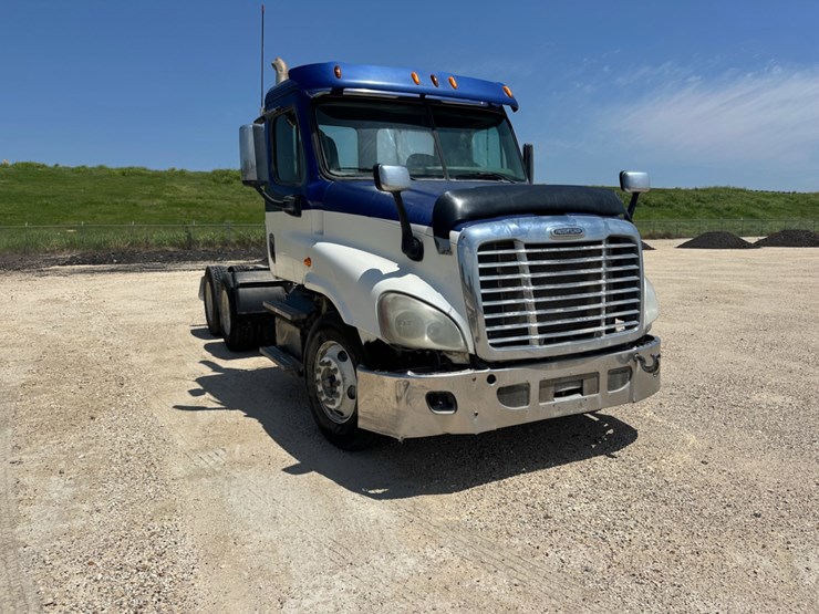 2013-freightliner-cascadia-image-3