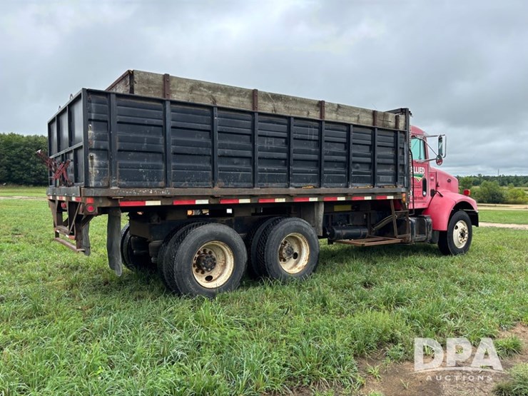 2002-peterbilt-330-image-10