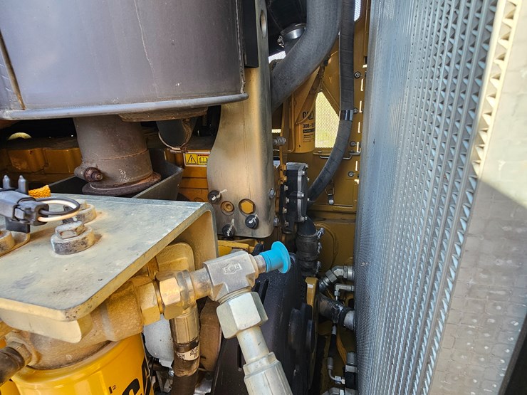 2014-caterpillar-953d-image-37