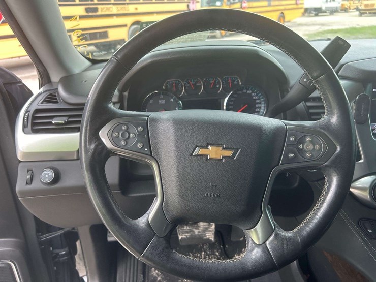 2019-chevrolet-tahoe-lt-image-13