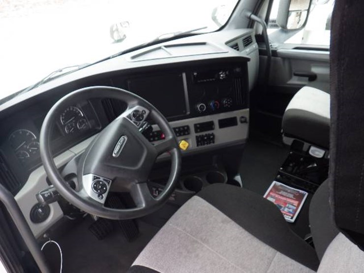 2020-freightliner-cascadia-126-image-11