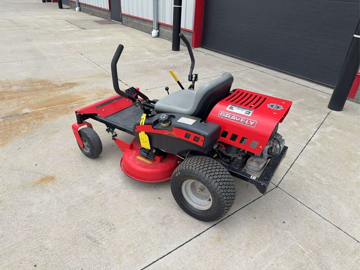 2015-graveley-zero-turn-mower-image-4