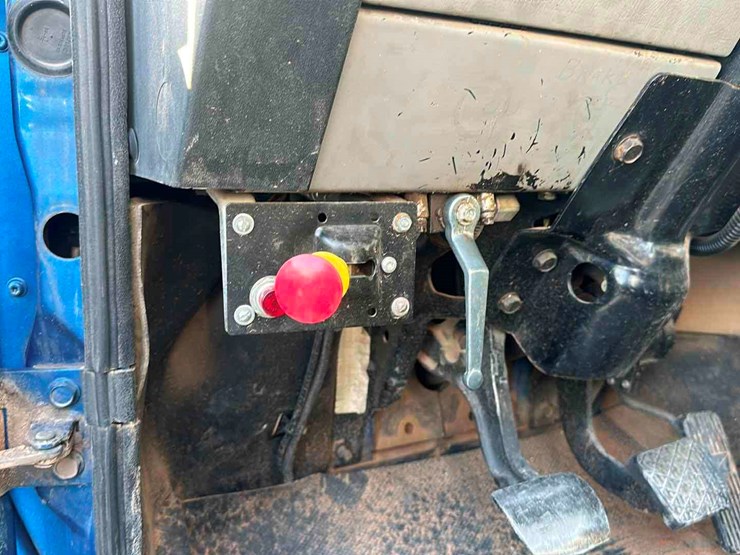 2002-freightliner-fl60-image-10