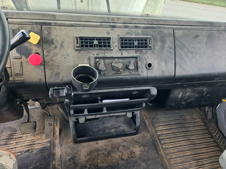 2002-freightliner-fl70-image-51