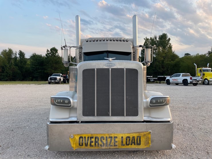 2022-peterbilt-389-image-2