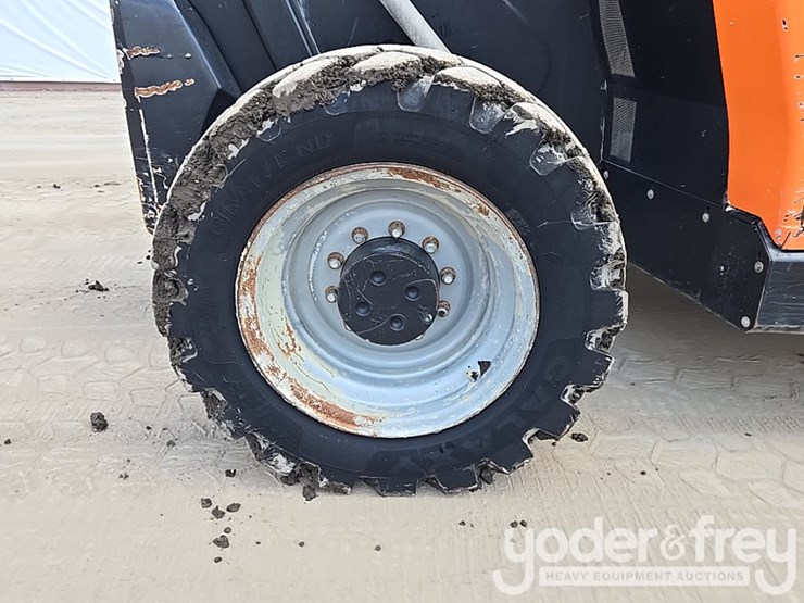 2019-jlg-1055-image-21