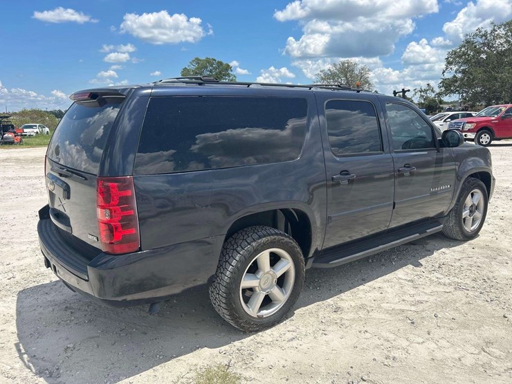 2008-chevrolet-suburban-image-3