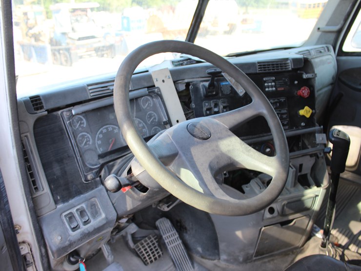 #22943-•-2005-freightliner-|-parts-or-repair-image-10