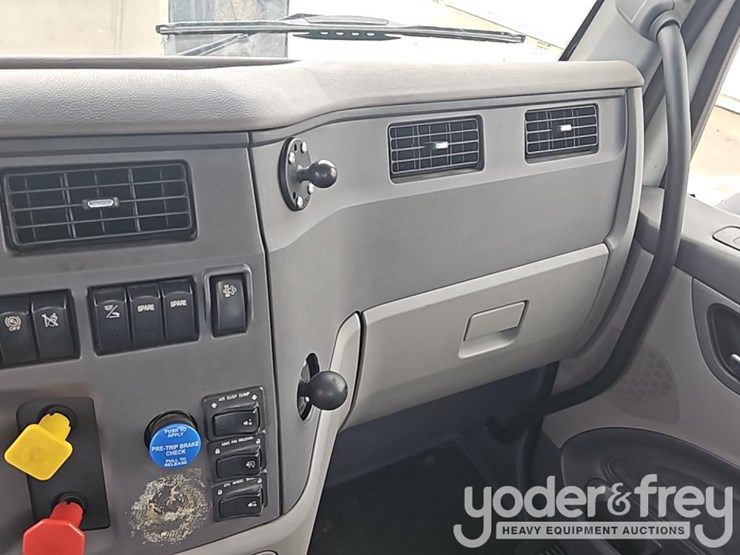 2015-peterbilt-579-image-31