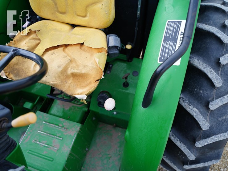 2015-john-deere-5075e-image-32