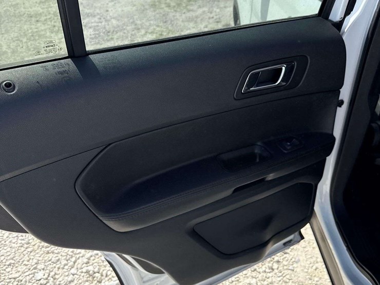 2016-ford-explorer-image-22