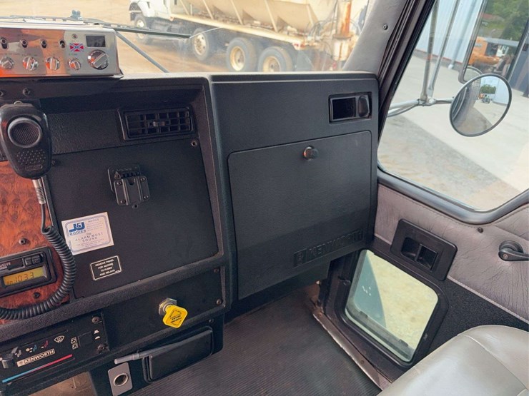 2001-kenworth-t300-image-44