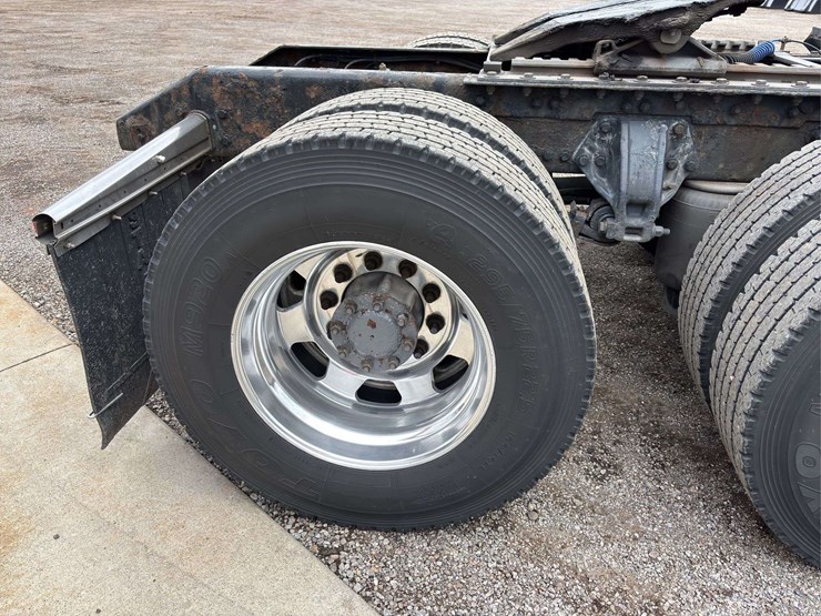 2013-kenworth-t660-image-21