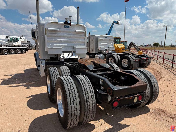 2013-peterbilt-388-image-5