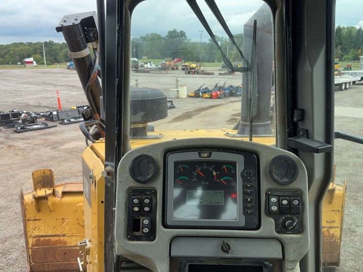 2013-caterpillar-d6t-xw-image-40