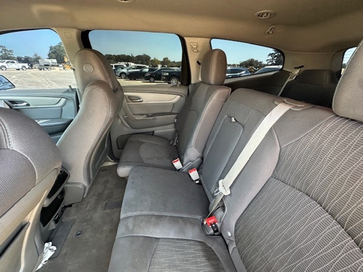 2016-chevrolet-traverse-ls-image-27