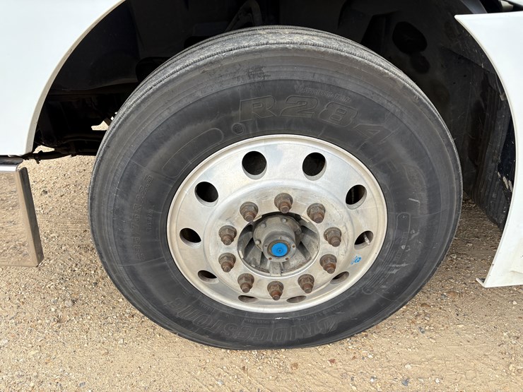 #78680-•-2014-volvo-vnm-truck-tractor-image-7