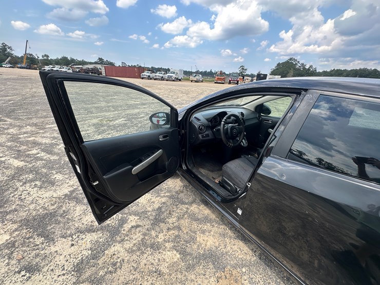 #22813-•-2012-mazda-2-image-31