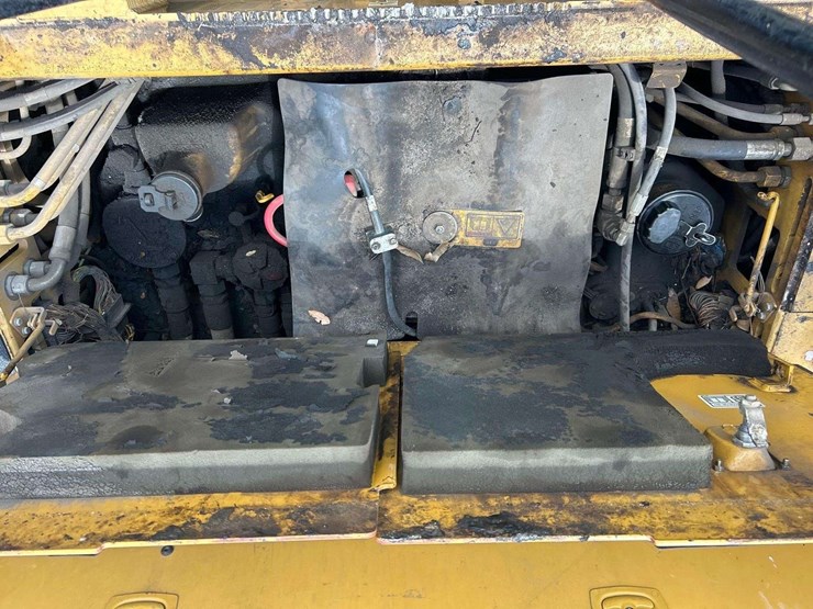 2012-caterpillar-at1055e-track-asphalt-paver-image-8
