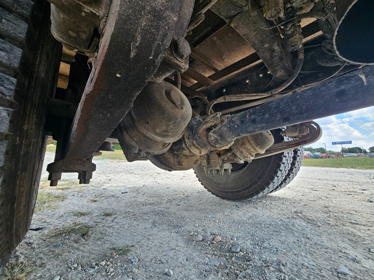 2002-freightliner-fl70-image-67