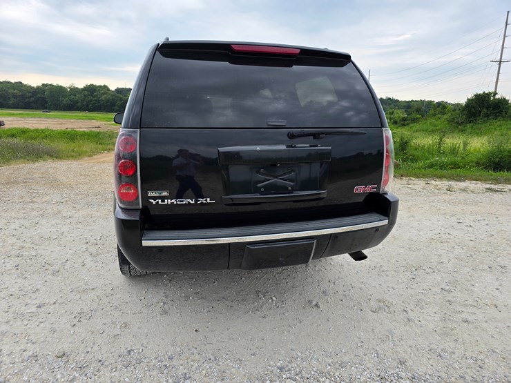 2011-gmc-yukon-xl-image-17