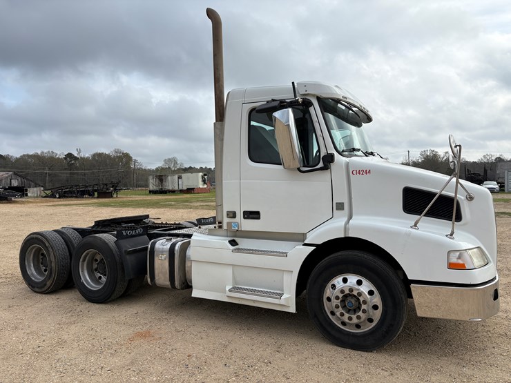 #78680-•-2014-volvo-vnm-truck-tractor-image-2