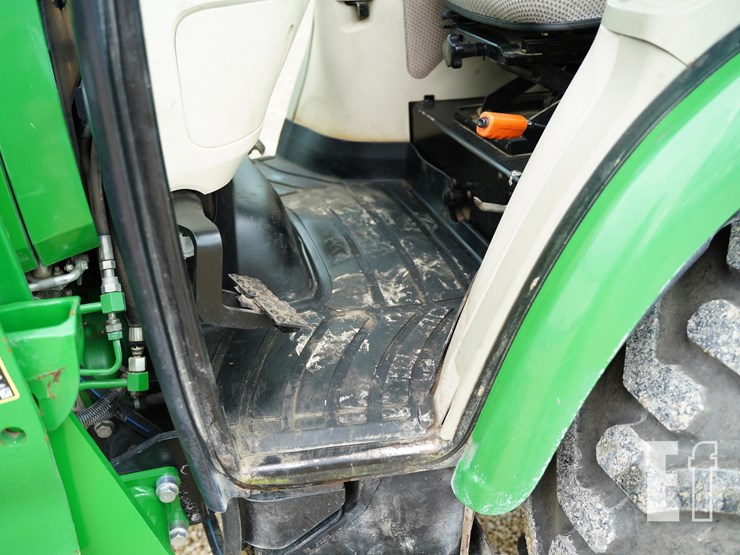 john-deere-4044r-image-32