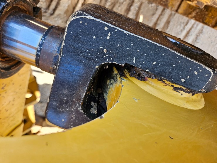 2014-caterpillar-953d-image-121