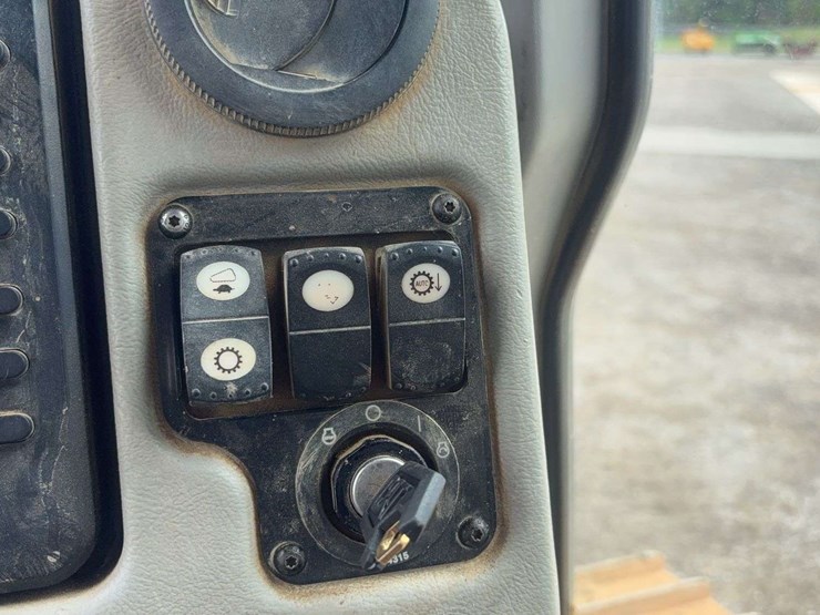 2013-caterpillar-d6t-xw-image-44