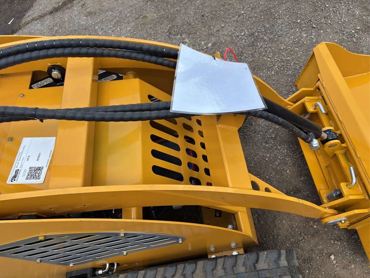 sdll30-stand-on-skid-loader-image-13