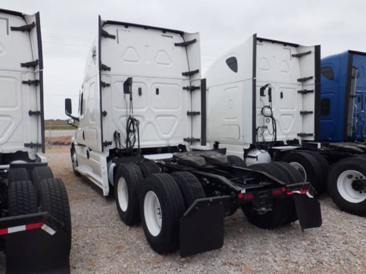 2020-freightliner-cascadia-126-image-10