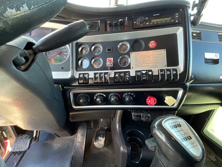 2011-kenworth-t800-image-12