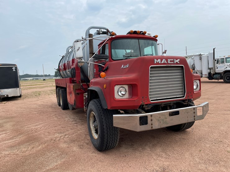 #4728-•-1995-mack-tri-axle-water-tank-truck-(has-wi-title)-image-3