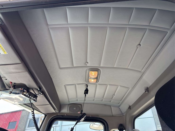 2012-peterbilt-348-image-34