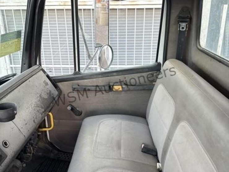 2003-freightliner-fl70-image-31