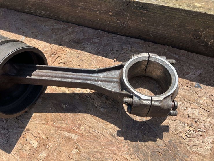 john-deere-model-g-pistons,-rods,-and-camshaft-image-12