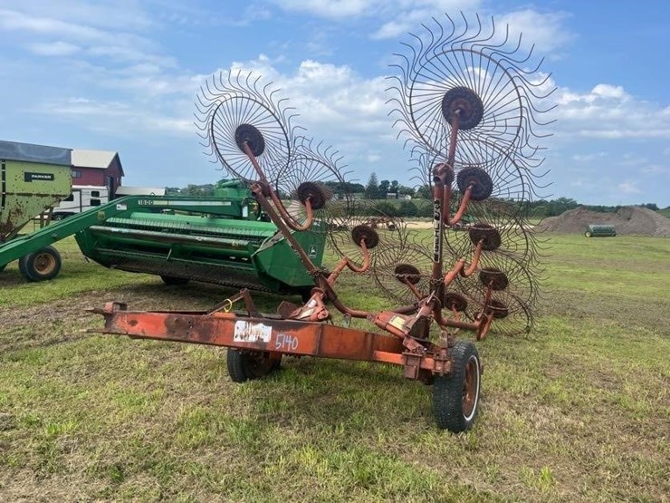 gehl-10-wheel-rake-image-1